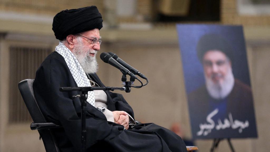 El líder supremo de Irán, el ayatolá Alí Jamenei, junto a un retrato de Hassán Nasralá.