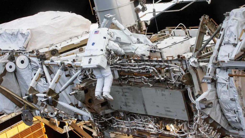 Un astronauta trabajando en el exterior de la Estación Espacial Internacional.