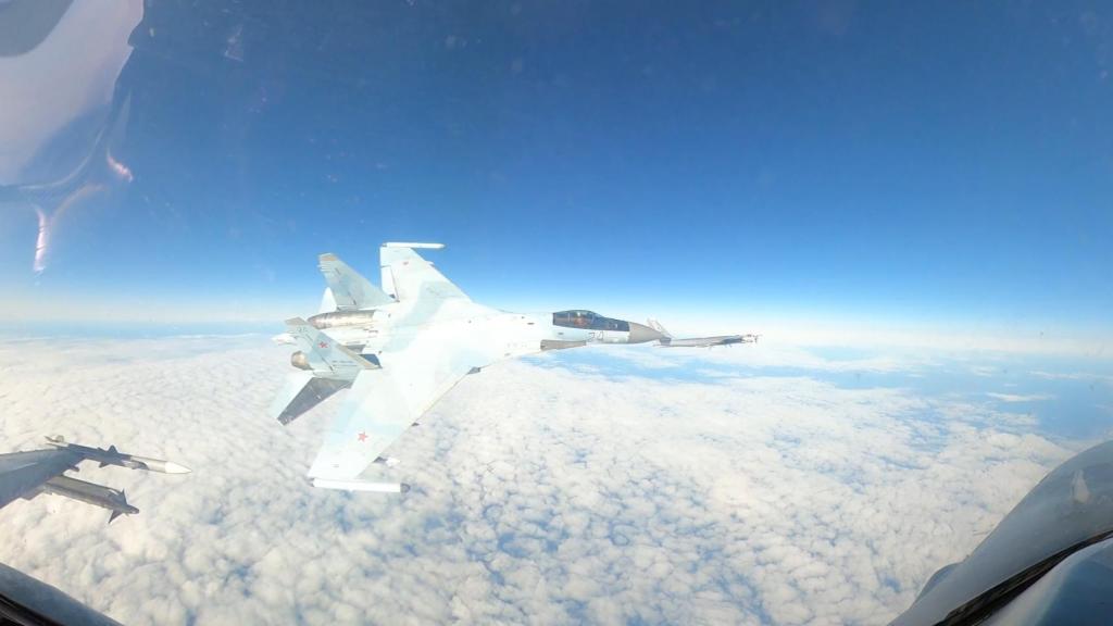 Captura de la maniobra del caza ruso Su-35.