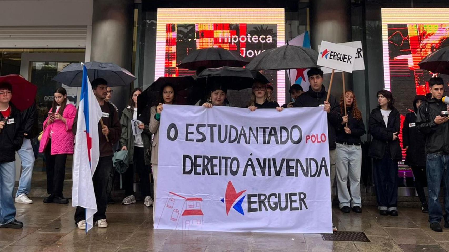 Decenas de estudiantes protestan en A Coruña por una vivienda digna