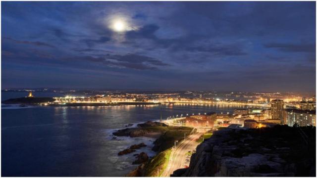 A Coruña iluminada pro la noche