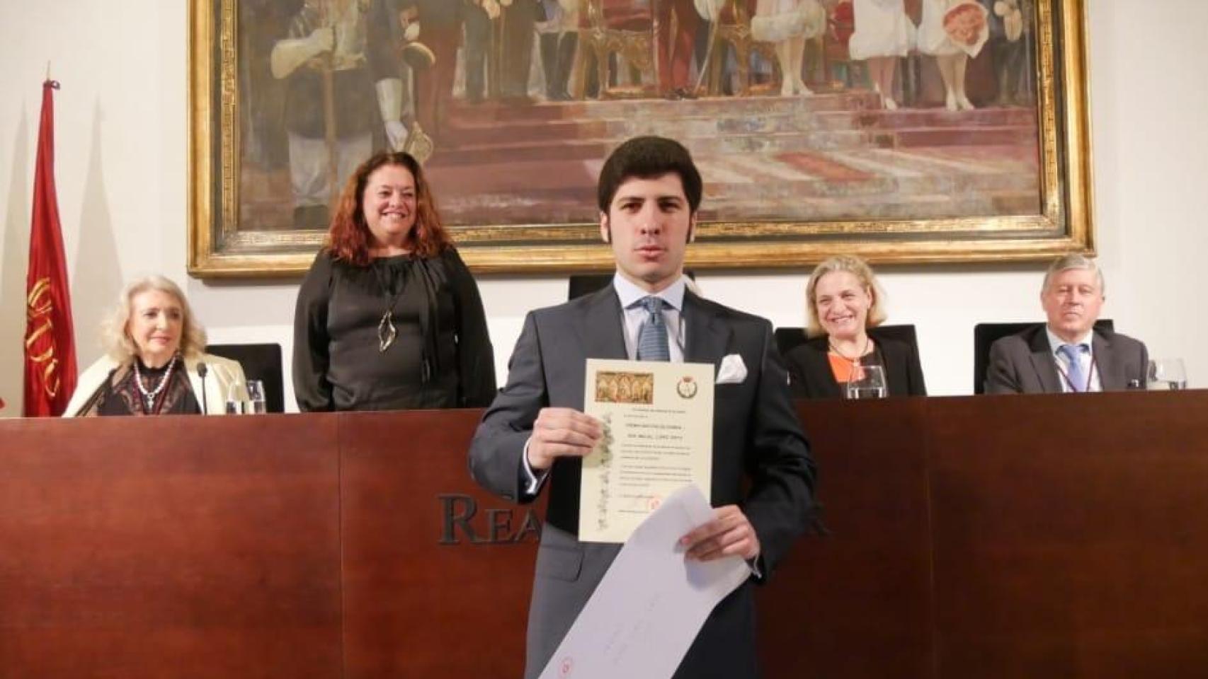 Miguel López, en el Real Alcázar de Sevilla, recogiendo un premio por sus éxitos académicos.