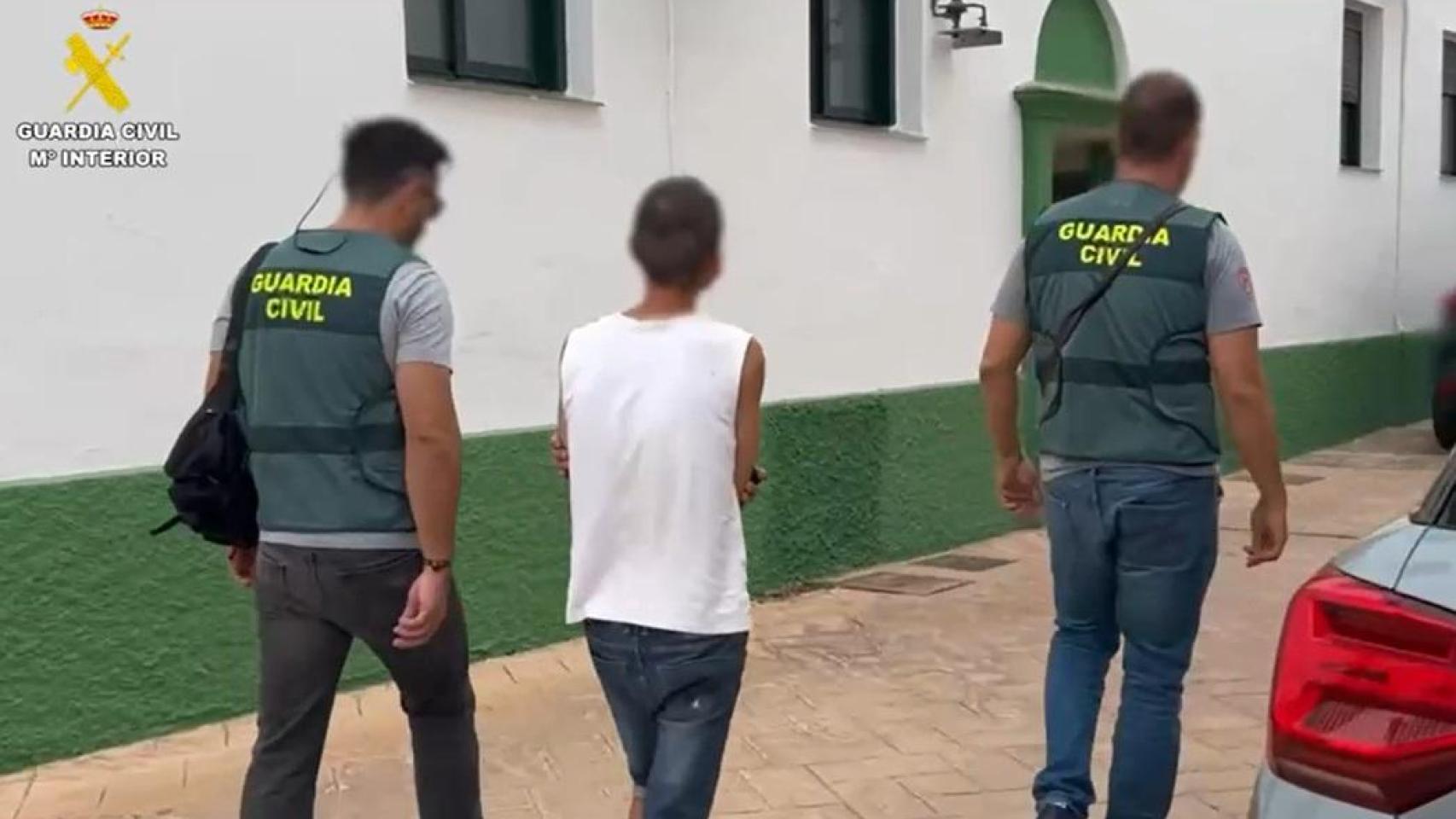 Dos agentes de la Guardia Civil, junto a uno de los detenidos en la Operación Glass.