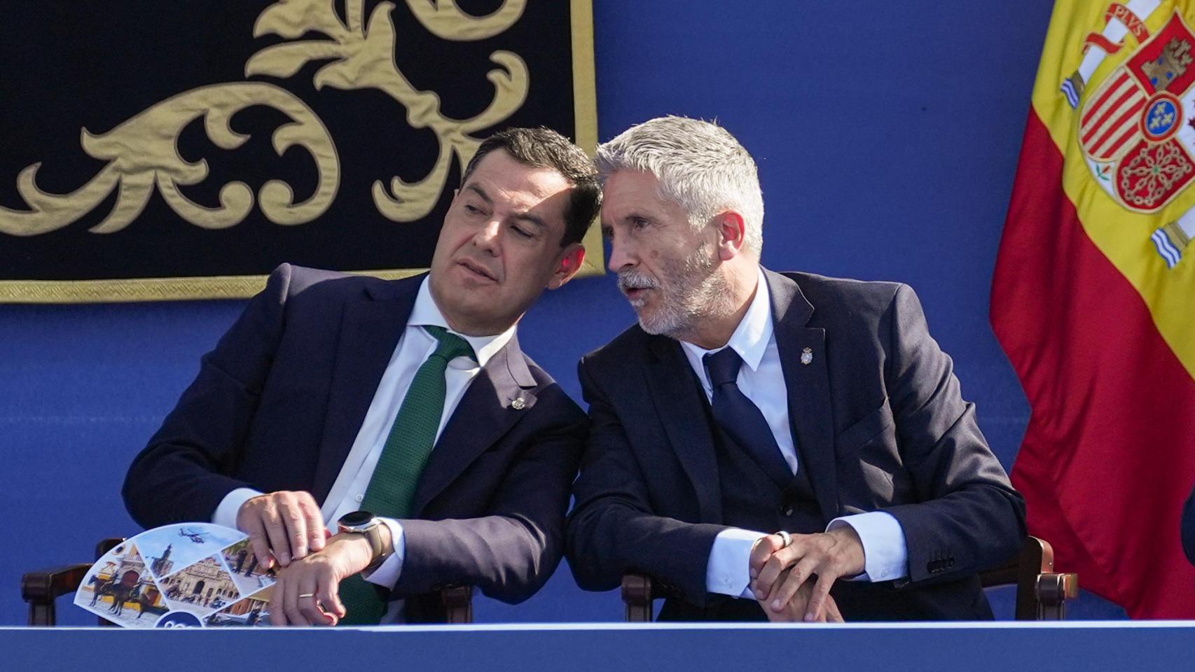 El presidente de la Junta de Andalucía, Juanma Moreno, preside junto al ministro de Interior, Fernando Grande-Marlaska, el acto central de la Policía en Sevilla.