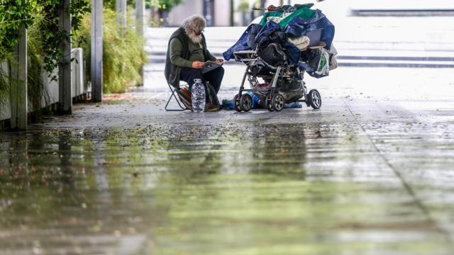 Una persona sin hogar, en el Centro de Sevilla.