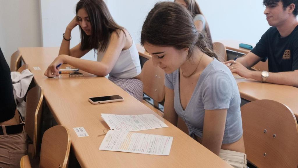 Alumnos, durante la Selectividad de 2024 en Sevilla.