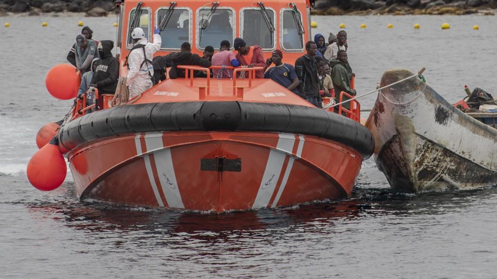 La Salvamar Adhara remolca un cayuco hasta el puerto de La Restinga, en El Hierro.