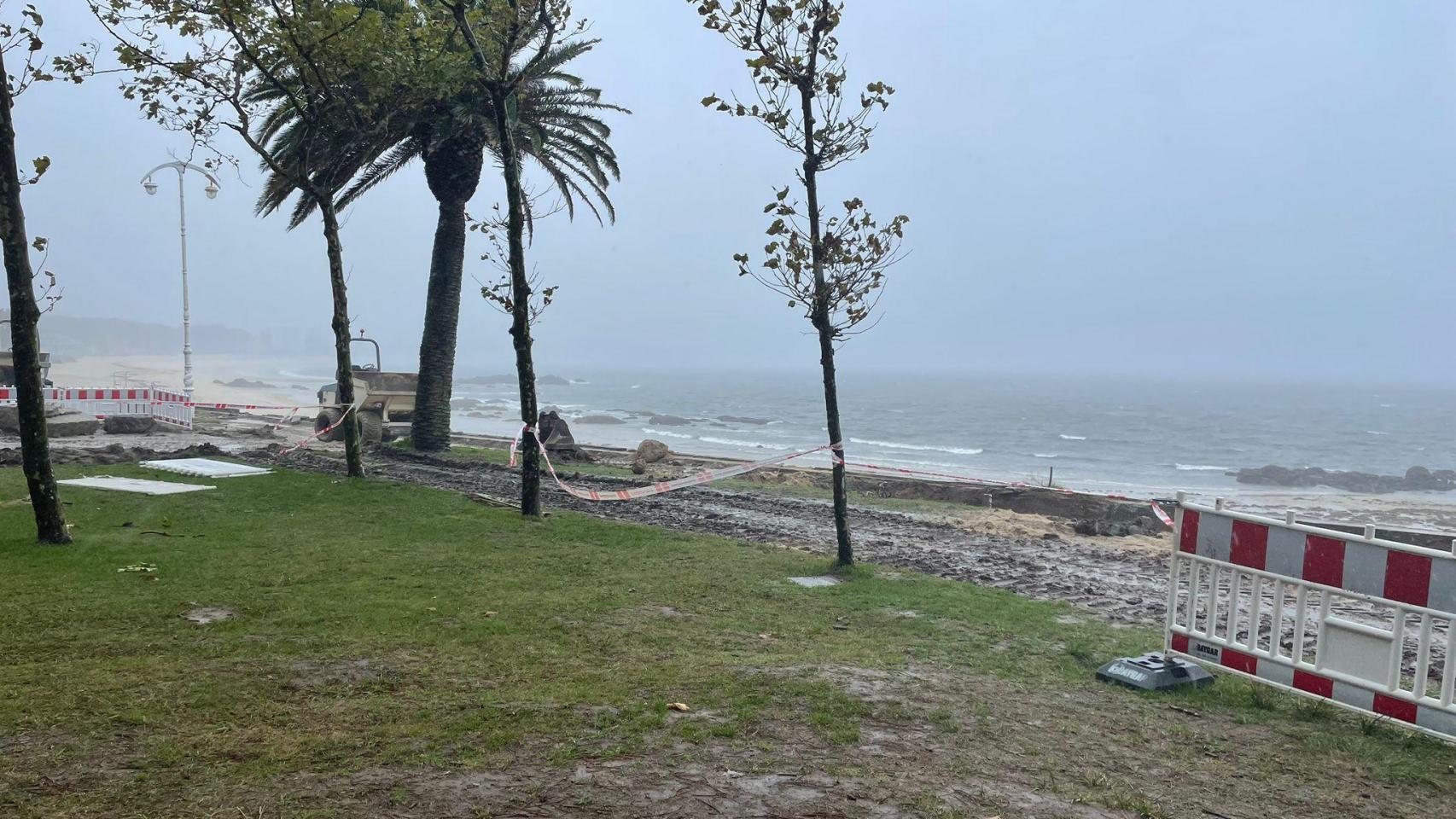 Obras para la regeneración dunar de Samil, en Vigo.