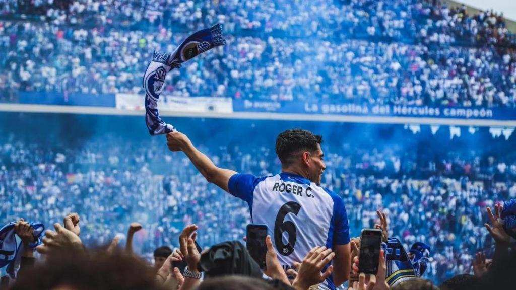 Colomina celebrando el ascenso con los aficionados.