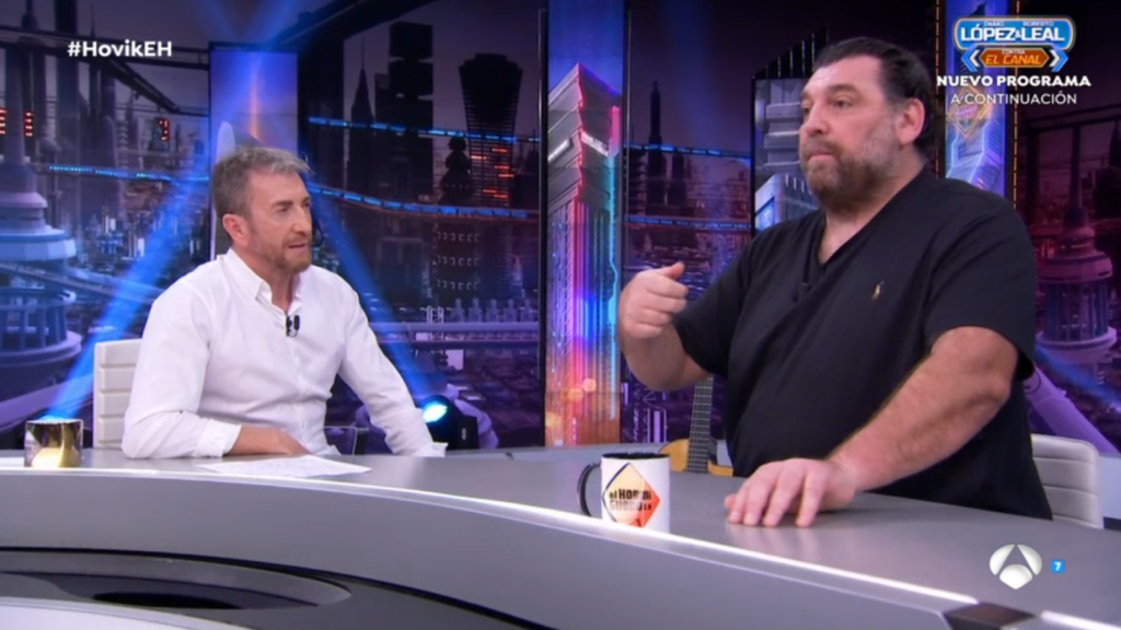 Pablo Motos y Hovik Keuchkerian, en 'El Hormiguero'