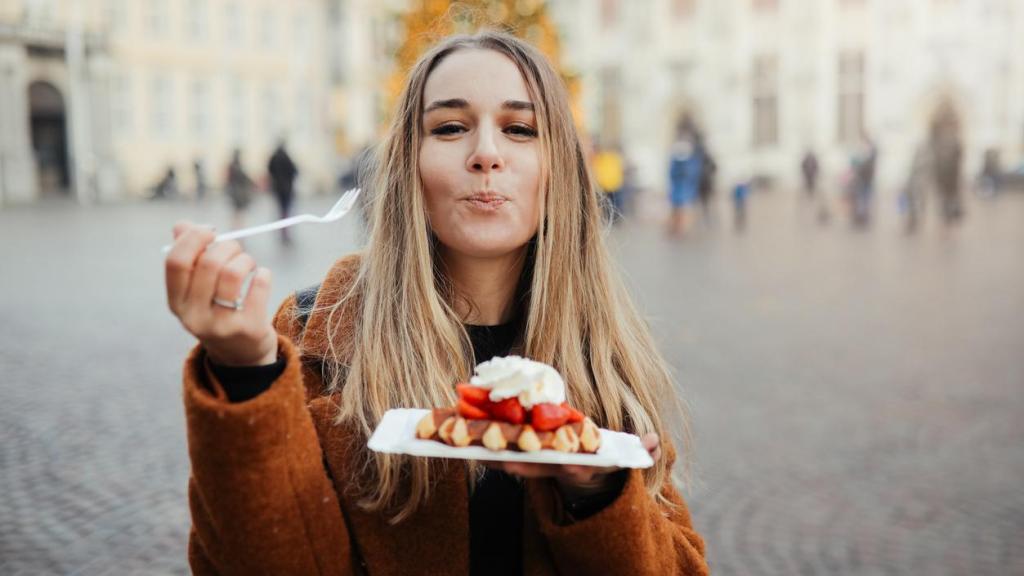 Mujer comiendo una tarta.