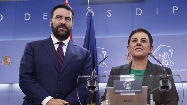 Los diputados de EH Bildu Mertxe Aizpurua (d) y Jon Iñarritu en la rueda de prensa que han ofrecido en el Congreso.