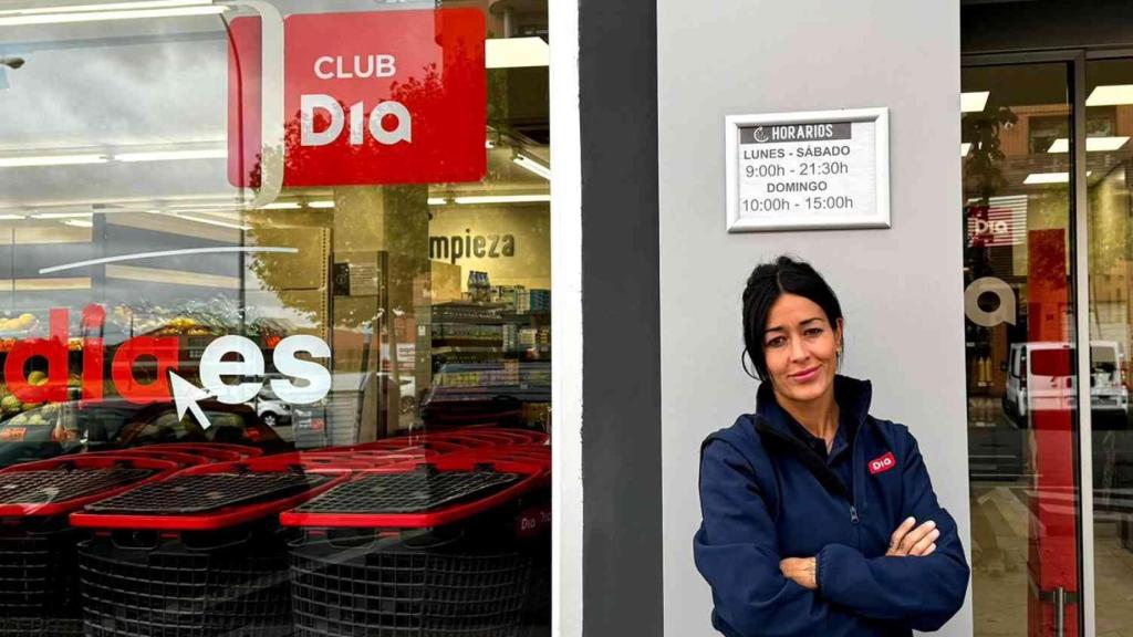 Lara Manjón Hernández, al frente de la franquicia 1.500 de Dia en España, ubicada en la ciudad de Salamanca.