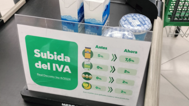 Cartel informativo sobre la subida del IVA en un supermercado de Mercadona.