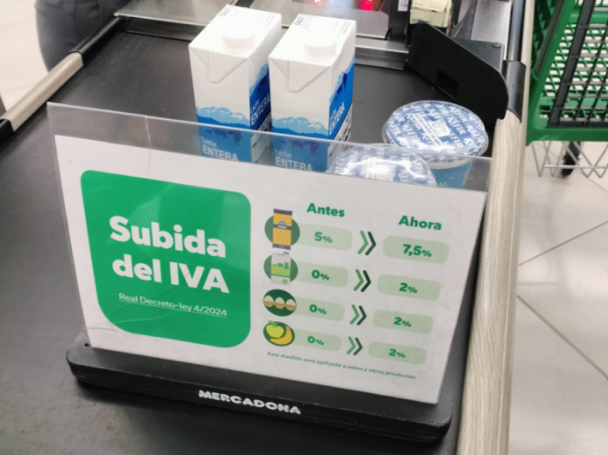 Cartel informativo sobre la subida del IVA en un supermercado de Mercadona.