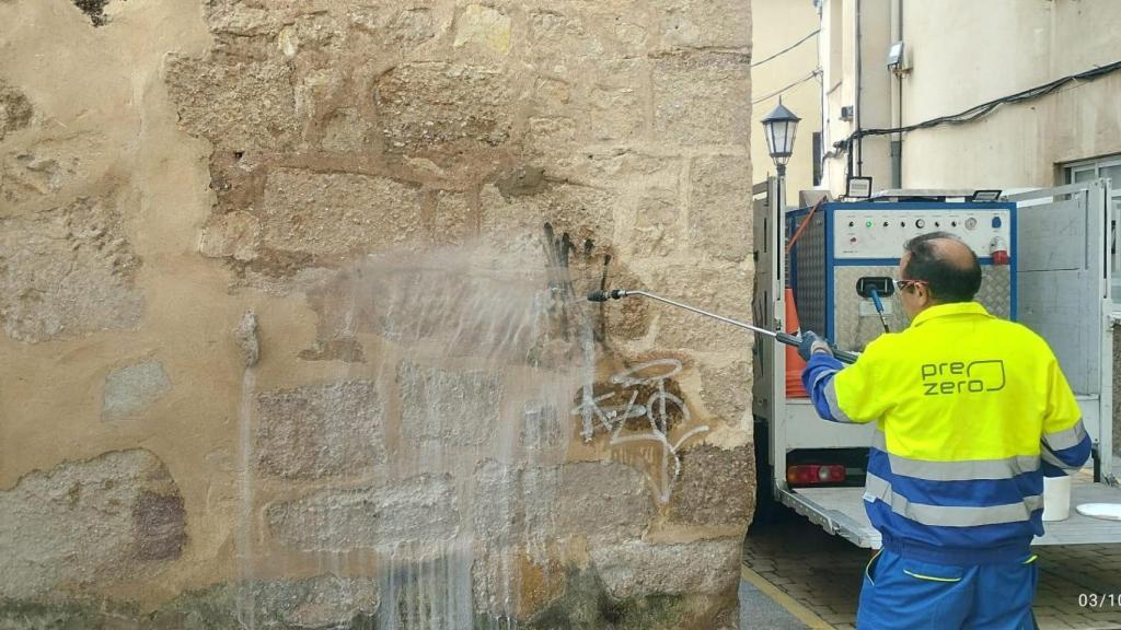 El Ayuntamiento de Zamora procede a la eliminación de pintadas en la Iglesia de San Antolín y las Peñas de Santa Marta