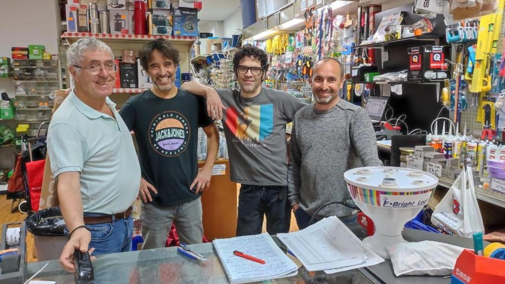 Julio Araujo, Rafael, Julio y Vicente, en el interior de la ferretería de Pontejos.