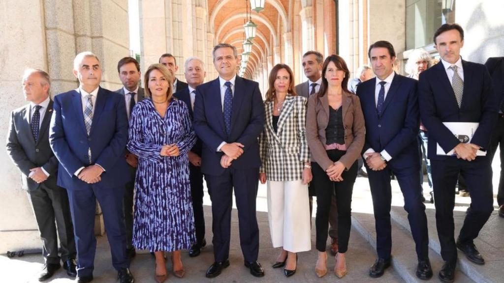 Los consejeros de Vivienda de las comunidades gobernadas por el PP, a las puertas del ministerio minutos antes de la conferencia sectorial de este jueves. GVA