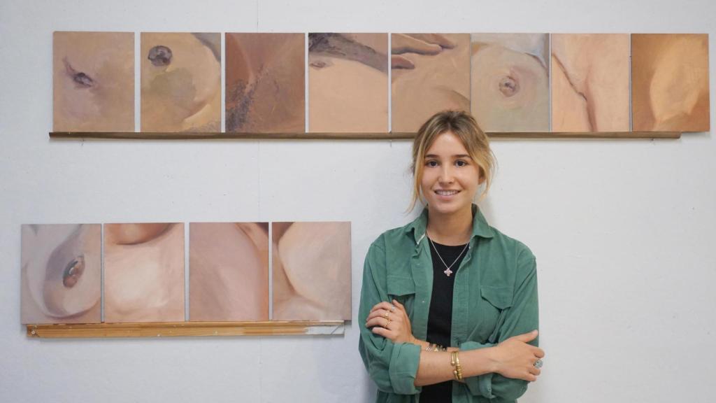 Jara López Sastre junto a su obra.