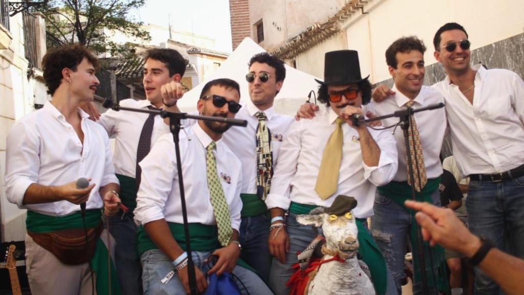 Uno de los grupos de música local, 'Los Moriscos', durante las fiestas patronales.