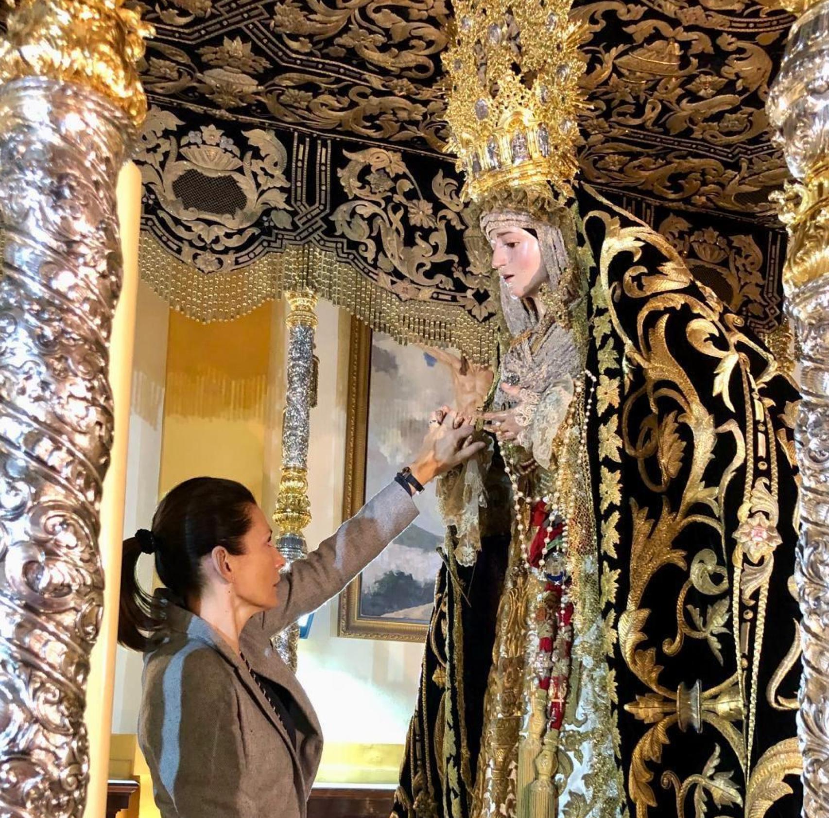 Remedios Cervantes con la Virgen de los Dolores de Málaga.