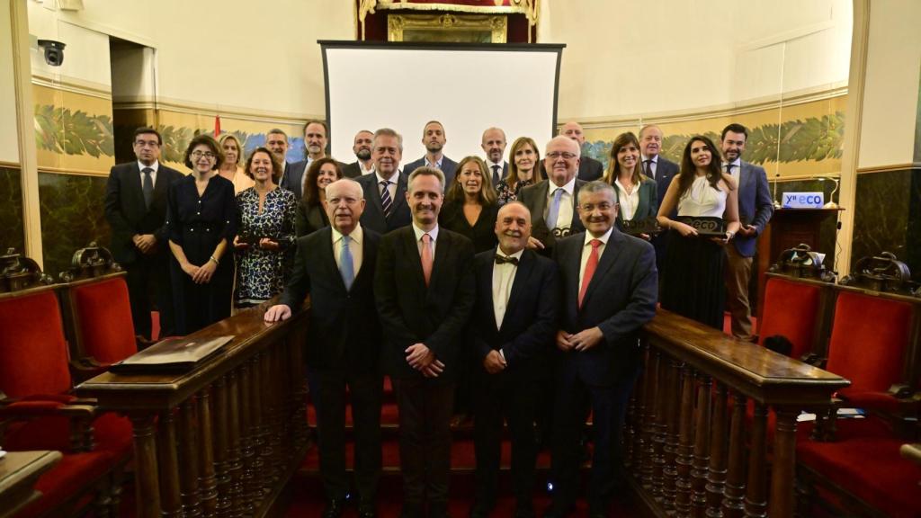 Foto de familia de los galardonados en los XII Premios ECO.