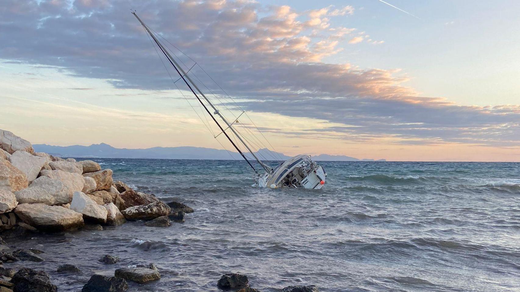 El velero transoceánico encallado el pasado fin de semana en Tabarca.