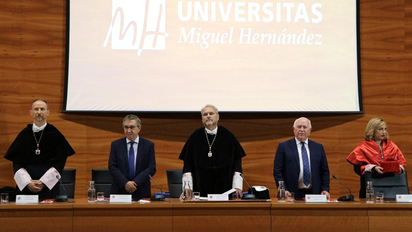 Rovira y Ruiz, segundo y tercero por la izquierda, en la inauguración de este jueves en Elche.