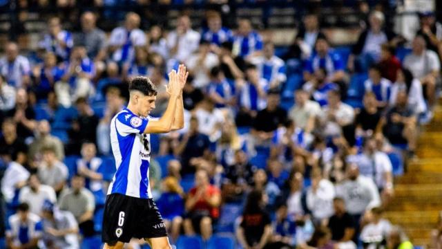 Colomina aplaudiendo a la afición herculana.