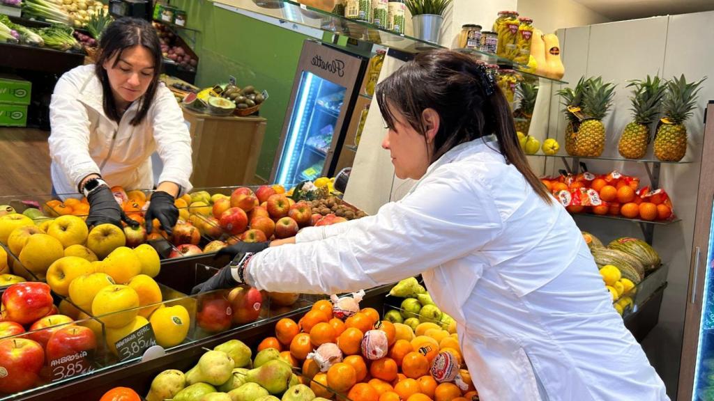 Una trabajadora en una frutería de Zaragoza, en una imagen de archivo.