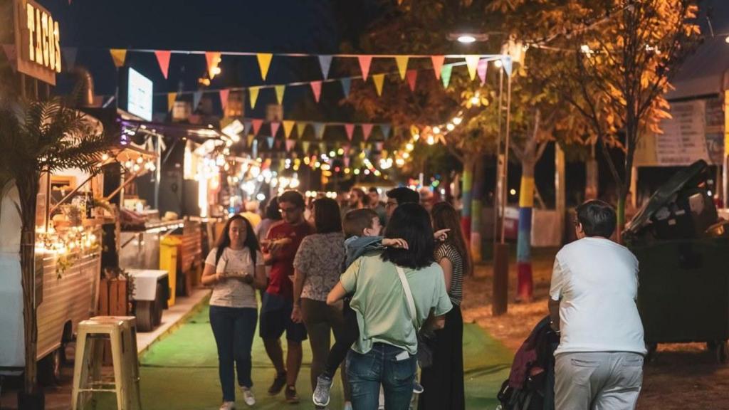 Gente en Las Food Trucks de Zaragoza en 2023.