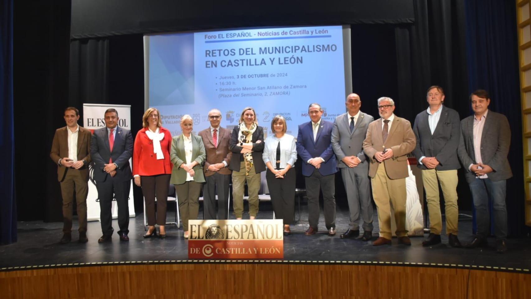 1. Foto de familia del Foro Retos del Municipalismo en Castilla y León