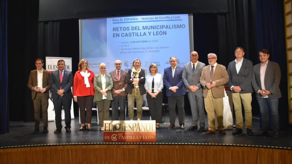 Foto de familia del Foro Retos del Municipalismo en Castilla y León, organizado por EL ESPAÑOL - Noticias de Castilla y León