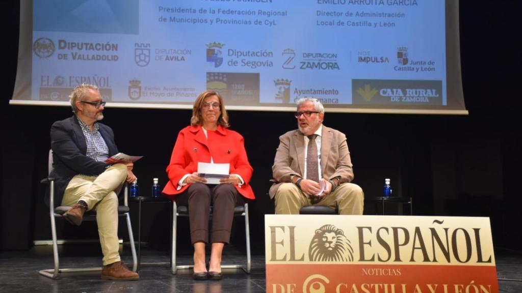 J.I. Fernández, periodista de EL ESPAÑOL – Noticiascyl, María Ángeles Armisén, presidenta de la Federación Regional de Municipios y Provincias de Castilla y León y Emilio Arroita García, director de Administración Local de Castilla y León, en la Mesa Descentralización, Prestación de Servicios y Cooperación Institucional.