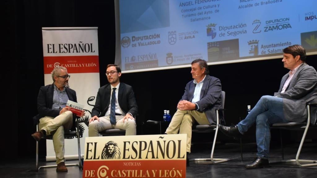 J.I Fernández, periodista de EL ESPAÑOL – Noticiascyl, Ángel Fernández Silva, concejal de Cultura y Turismo del Ayuntamiento de Salamanca, Jesús María Mediavilla Rodríguez, alcalde de Brañosera y David Beltrán Martín, alcalde de El Hoyo de Pinares en la Mesa Estrategias de entidades locales.