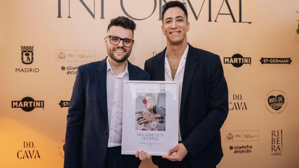 El equipo del restaurante Amós con el Premio Tapa Alimentos de España.