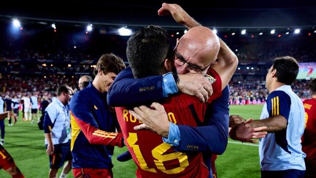 Luis de la Fuente y Rodri Hernández celebran tras ganar la Nations League 2023