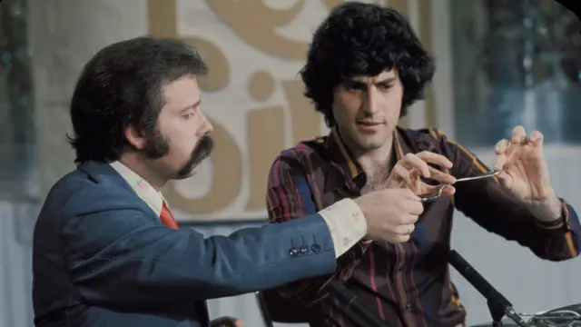 José María Íñigo y Uri Geller en el programa 'Directísimo' en 1975