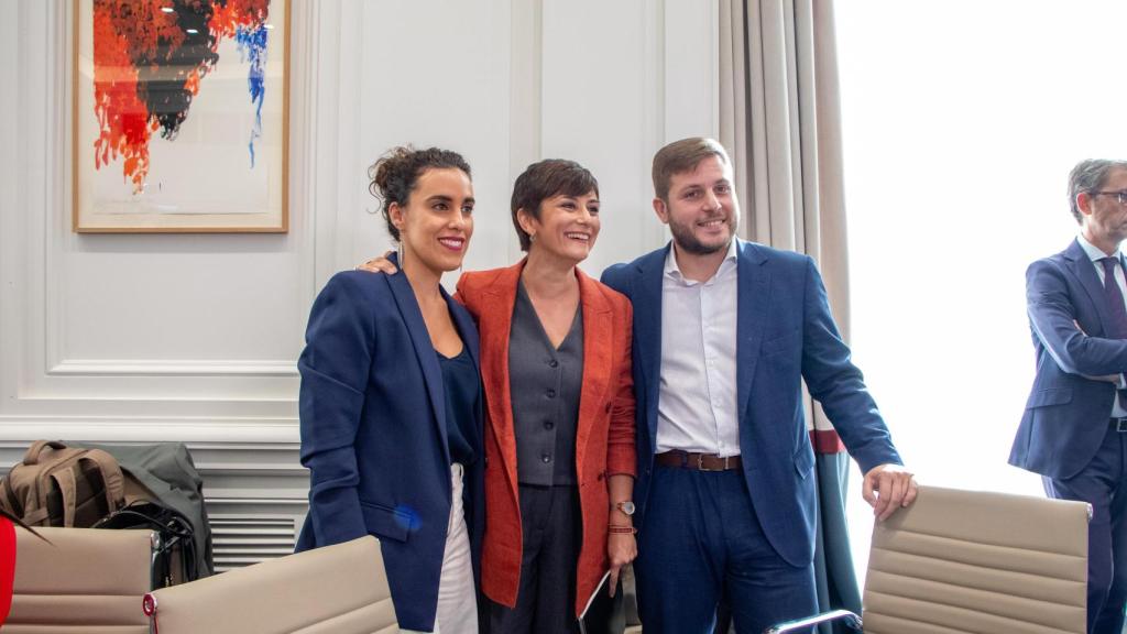 La ministra de Vivienda, Isabel Rodríguez junto a la directora general de Vivienda de Castilla-La Mancha, Inés Sandoval y al consejero de Fomento, Nacho Hernando.