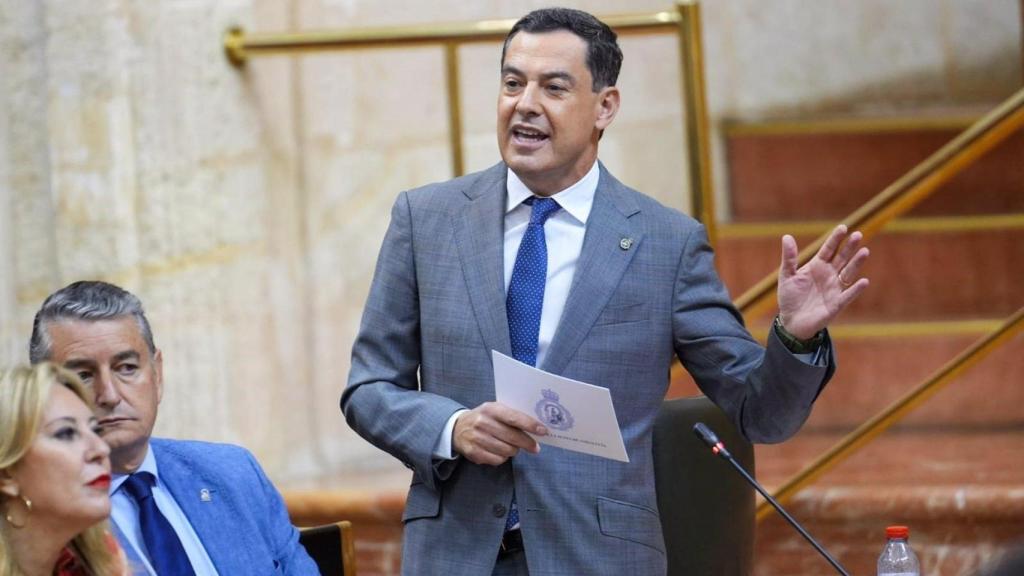 El presidente de la Junta de Andalucía, Juanma Moreno, en la sesión de control en el Parlamento andaluz.