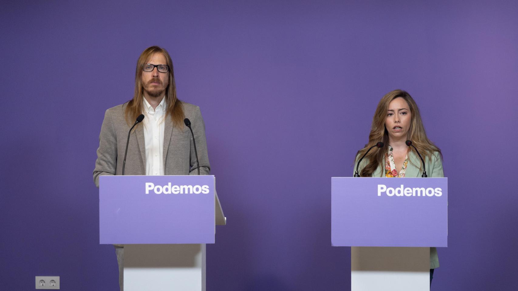 El secretario de Organización de Podemos, Pablo Fernández, y la portavoz del partido, María Teresa Pérez