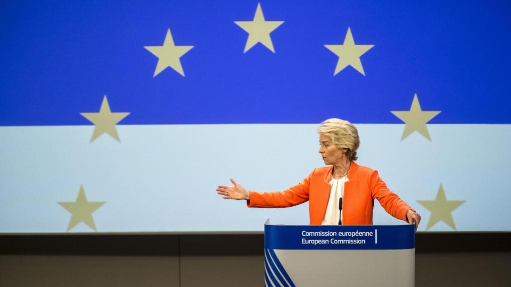 Von der Leyen, presidenta de la Comisión, ante la prensa en el edificio Berlaimont de Bruselas, en una foto de archivo.