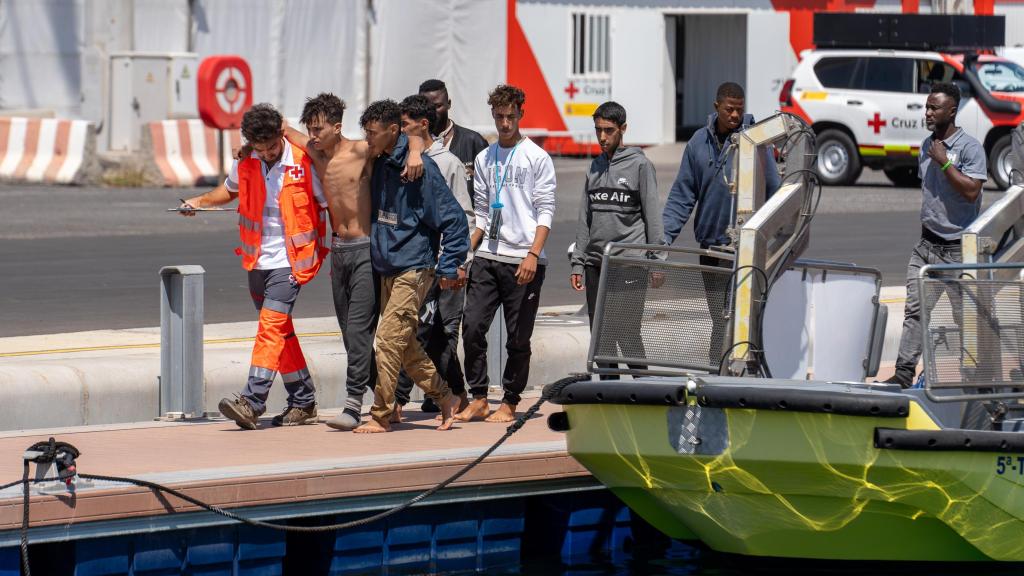 La Cruz Roja recibe a un grupo de migrantes menores no acompañados en el muelle de Puerto Naos, en Arrecife, Lanzarote.