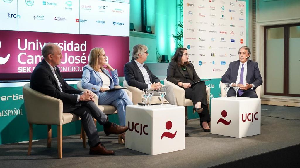 Philippe Paul, director ejecutivo de Relyens España; Ana Pastor, presidenta de AMA ; Carlos Represas, director de Innovación y Expedientes Complejos de Promede; Ofelia de Lorenzo, presidenta de la Asociación Española de Derecho Sanitario (AEDS), y José Antonio Muñoz Villareal, socio director jurídico de Muñoz Arribas Abogados.