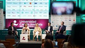 Pablo Crespo, secretario general de Fenin; Marta Villanueva, directora general de la Fundación IDIS;  Margarita Alfonsel, directora del Observatorio de Sanidad de EL ESPAÑOL-Invertia;  Juan Yermo, director general de FarmaIndustria; y  Antonio Blanes, director de Servicios Farmacéuticos del Consejo General de Colegios Oficiales de Farmacéuticos.