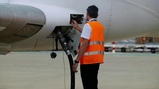 Operario cargando combustible en un avión.