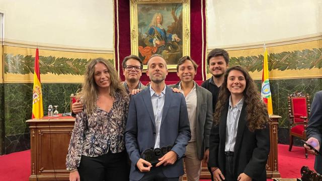 De izda. a dcha., María P. Bonmatí, Paolo Fava, José Andrés Gómez, Juan Rodríguez de Rivera, Pablo García Santos, e Inés Sánchez-Manjavacas en el salón de actos de la Real Academia Nacional de Medicina (falta Marcos Domínguez, también miembro de la sección).