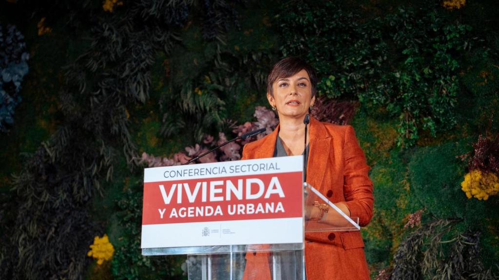 La ministra de Vivienda, Isabel Rodríguez, durante una rueda de prensa, antes de la Conferencia Sectorial de Vivienda con los responsables autonómicos, en la sede del Ministerio, a 3 de octubre de 2024, en Madrid (España).