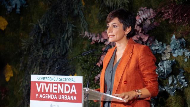 La ministra de Vivienda, Isabel Rodríguez, durante una rueda de prensa, antes de la Conferencia Sectorial de Vivienda con los responsables autonómicos, en la sede del Ministerio, a 3 de octubre de 2024, en Madrid (España).