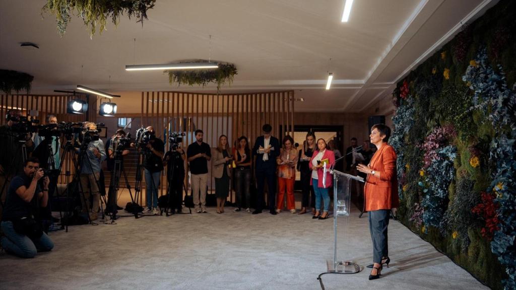 La ministra de Vivienda, Isabel Rodríguez, durante una rueda de prensa, antes de la Conferencia Sectorial de Vivienda con los responsables autonómicos, en la sede del Ministerio, a 3 de octubre de 2024, en Madrid (España).